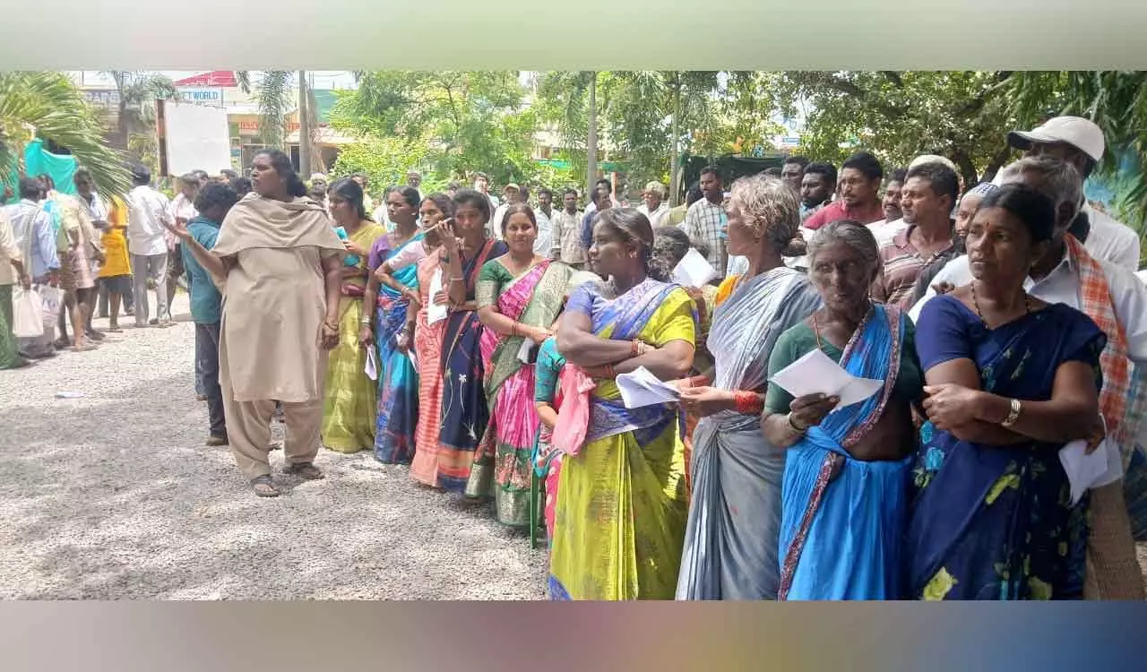 Telangana में यूरिया के लिए किसानों का संघर्ष जारी Telangana में यूरिया के लिए किसानों का संघर्ष जारी