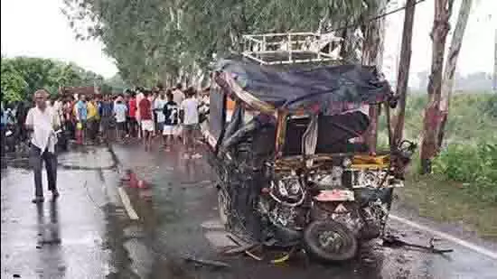 Bihar: पटना में ट्रक-ऑटो की टक्कर में 9 तीर्थयात्रियों की मौत, 4 घायल Bihar: पटना में ट्रक-ऑटो की टक्कर में 9 तीर्थयात्रियों की मौत, 4 घायल