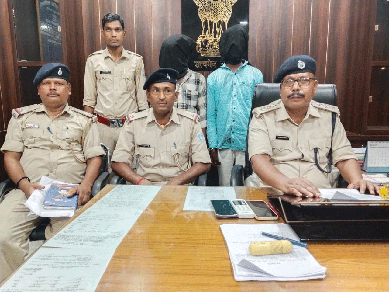 Palamu: चोरी के मोबाइल के साथ दो गिरफ्तार Palamu: चोरी के मोबाइल के साथ दो गिरफ्तार