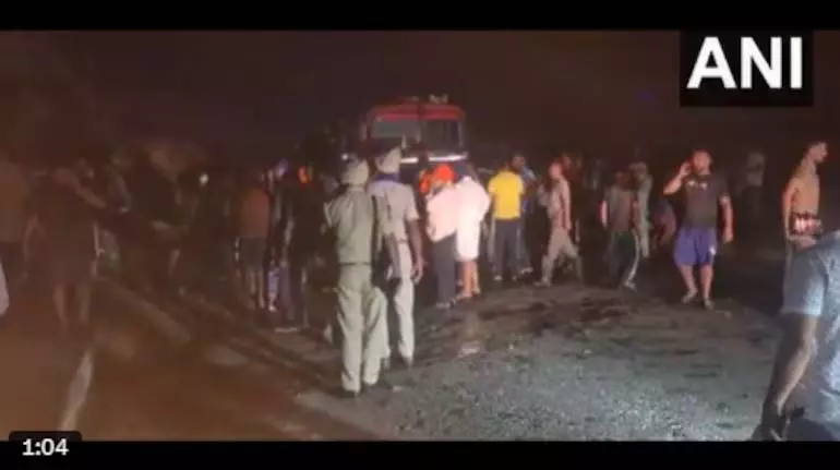 Punjab के होशियारपुर में एलपीजी टैंकर और पिकअप ट्रक में टक्कर Punjab के होशियारपुर में एलपीजी टैंकर और पिकअप ट्रक में टक्कर