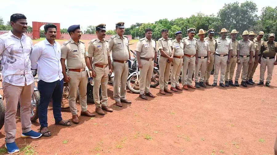 बीदर जिला पुलिस ने पांच मामलों का खुलासा किया: 13 बाइक जब्त; 9 लोग गिरफ्तार बीदर जिला पुलिस ने पांच मामलों का खुलासा किया: 13 बाइक जब्त; 9 लोग गिरफ्तार