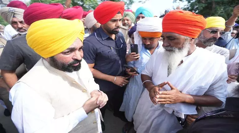 Punjab के मुख्यमंत्री भगवंत मान ने बाढ़ प्रभावित प्रत्येक व्यक्ति को मुआवजा देने का आश्वासन दिया Punjab के मुख्यमंत्री भगवंत मान ने बाढ़ प्रभावित प्रत्येक व्यक्ति को मुआवजा देने का आश्वासन दिया