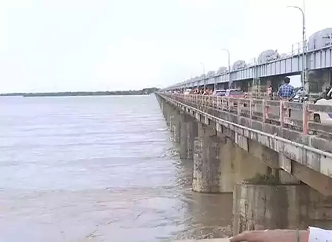 Andhra : कृष्णा और गोदावरी नदियों में बाढ़ का स्तर घट रहा है Andhra : कृष्णा और गोदावरी नदियों में बाढ़ का स्तर घट रहा है