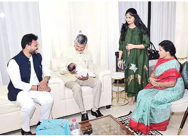 Andhra : चंद्रबाबू नायडू ने केंद्रीय मंत्री के बेटे को दिया आशीर्वाद Andhra : चंद्रबाबू नायडू ने केंद्रीय मंत्री के बेटे को दिया आशीर्वाद