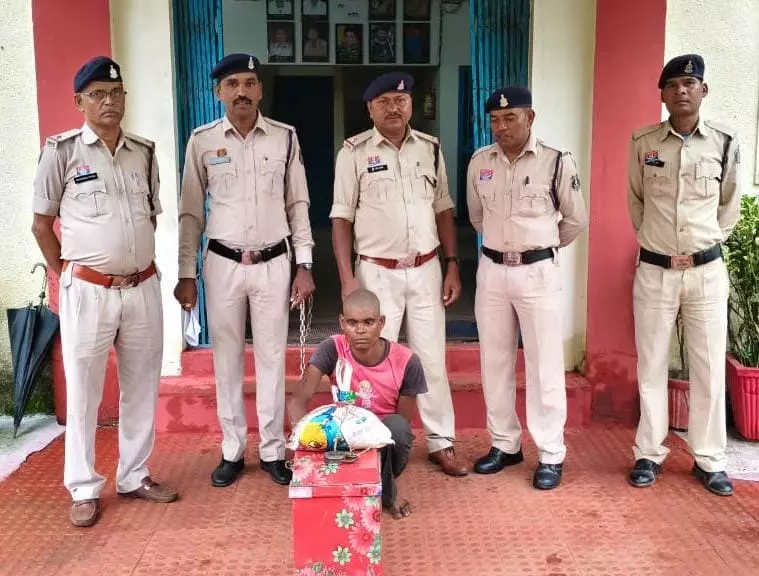 रुद्री पुलिस ने गांजा बेचने वाले को पकड़ा रुद्री पुलिस ने गांजा बेचने वाले को पकड़ा