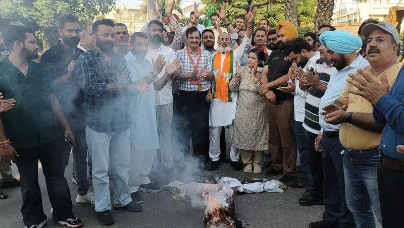BJP कार्यकर्ताओं ने 6 विधानसभा क्षेत्रों में आप सरकार का पुतला जलाया BJP कार्यकर्ताओं ने 6 विधानसभा क्षेत्रों में आप सरकार का पुतला जलाया