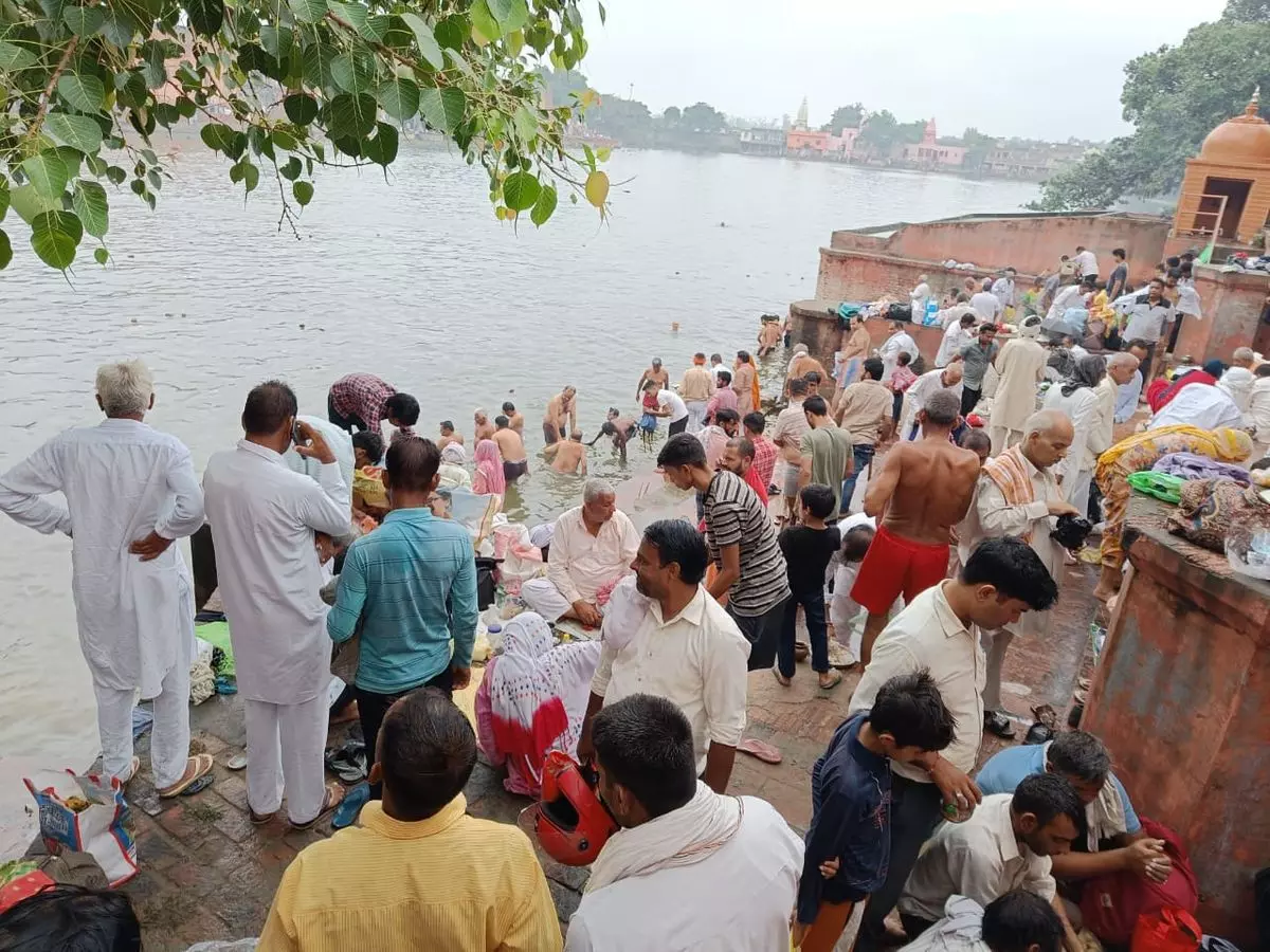 Jind: धार्मिक आयोजनों के बीच श्रद्धालुओं ने किया पिंडदान Jind: धार्मिक आयोजनों के बीच श्रद्धालुओं ने किया पिंडदान