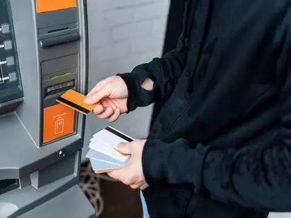 मदद के नाम पर 80 हजार रुपये की ATM धोखाधड़ी मदद के नाम पर 80 हजार रुपये की ATM धोखाधड़ी