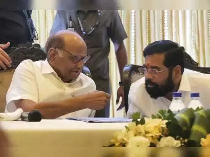Shiv Sena शिंदे समूह के मंत्रियों ने शरद पवार से मुलाकात की Shiv Sena शिंदे समूह के मंत्रियों ने शरद पवार से मुलाकात की