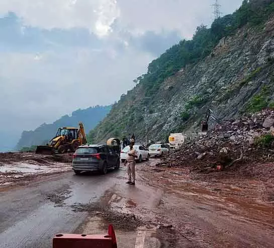 Chakki Mor पर खोदी गई ढलान के कारण अक्सर ट्रैफिक जाम लगता है Chakki Mor पर खोदी गई ढलान के कारण अक्सर ट्रैफिक जाम लगता है