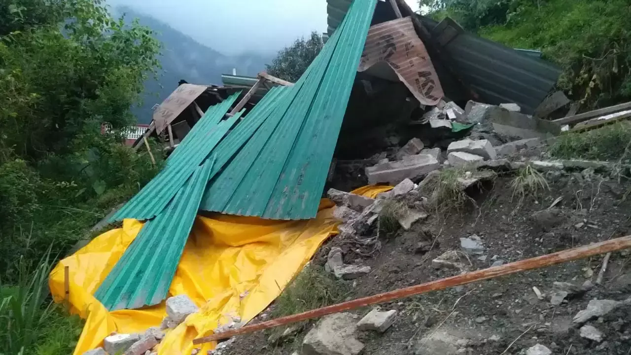 Mandi: बालीचौकी के मकान ध्वस्त होने से स्थानीय परेशान Mandi: बालीचौकी के मकान ध्वस्त होने से स्थानीय परेशान