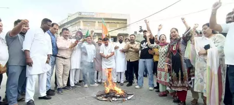 Amritsar: राज्य सरकार की मनमानी के खिलाफ विरोध प्रदर्शन Amritsar: राज्य सरकार की मनमानी के खिलाफ विरोध प्रदर्शन