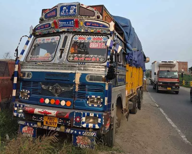 Amritsar: पुलिस ने 600 बैग यूरिया सहित ट्रक जब्त किया Amritsar: पुलिस ने 600 बैग यूरिया सहित ट्रक जब्त किया