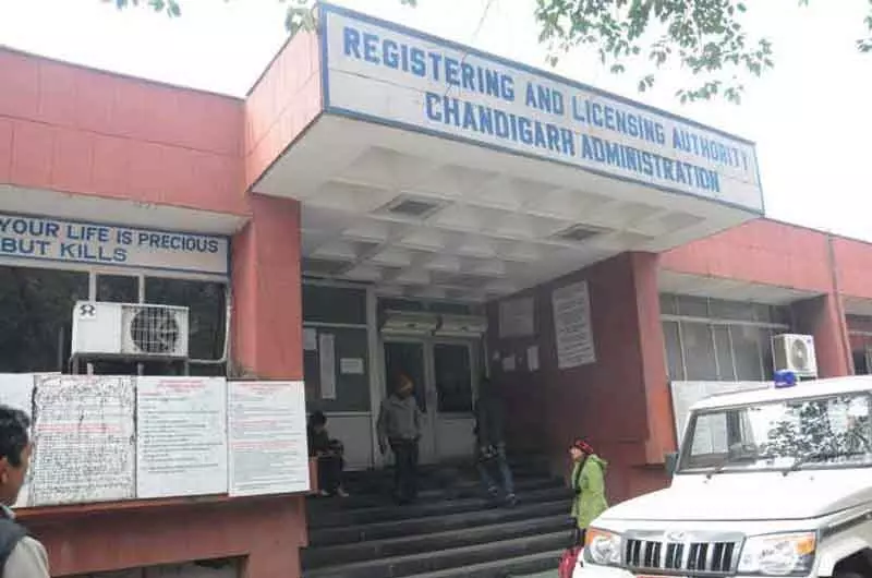 Chandigarh में वाहन पंजीकरण नंबरों की नीलामी में 0001 36 लाख रुपये में बिका Chandigarh में वाहन पंजीकरण नंबरों की नीलामी में 0001 36 लाख रुपये में बिका