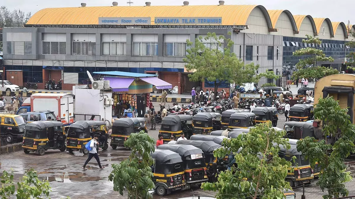 कुशीनगर एक्सप्रेस में मिले 3 साल के बच्चे का शव, गले पर मिले चोट के निशान कुशीनगर एक्सप्रेस में मिले 3 साल के बच्चे का शव, गले पर मिले चोट के निशान