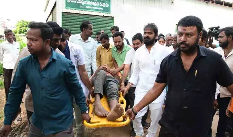 Urea के लिए इंतजार करते किसान को हुआ दौरा, गौड़ ने पहुंचाया अस्पताल Urea के लिए इंतजार करते किसान को हुआ दौरा, गौड़ ने पहुंचाया अस्पताल