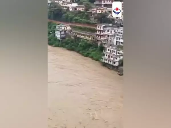 Uttarakhand: भारी बारिश के बीच अलकनंदा, भागीरथी नदियां उफान पर Uttarakhand: भारी बारिश के बीच अलकनंदा, भागीरथी नदियां उफान पर