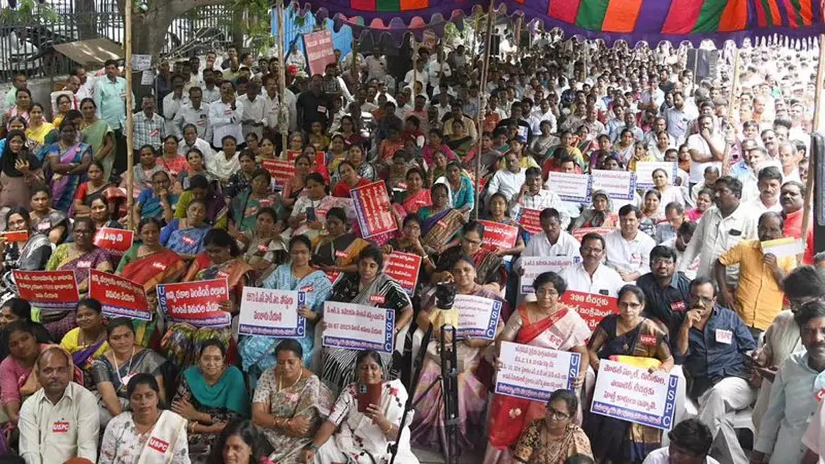 शिक्षक संघों का धरना, लंबित बिल-पेंशन और सेवा नियमों पर सरकार से मांग शिक्षक संघों का धरना, लंबित बिल-पेंशन और सेवा नियमों पर सरकार से मांग