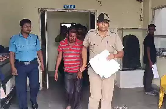 पापड़ तलने में देरी होने पर नशे में धुत युवक ने बुजुर्ग दुकानदार पर फेंकी तेल की कढ़ाई पापड़ तलने में देरी होने पर नशे में धुत युवक ने बुजुर्ग दुकानदार पर फेंकी तेल की कढ़ाई