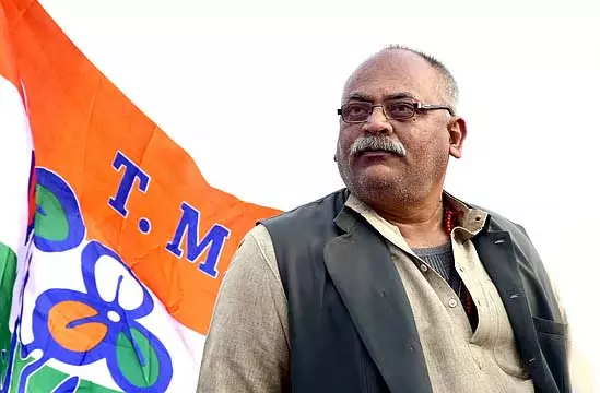 मंत्री जी गंभीर चेहरे के साथ कीचड़ में चल रहे थे। मंत्री जी गंभीर चेहरे के साथ कीचड़ में चल रहे थे।