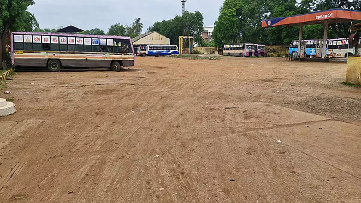 थुवाकुडी टीएनएसटीसी बस डिपो में खराब सड़क से लोग और मशीनें परेशान थुवाकुडी टीएनएसटीसी बस डिपो में खराब सड़क से लोग और मशीनें परेशान