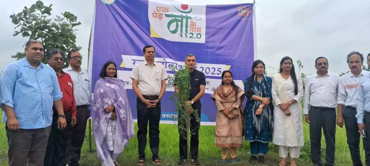 आयुक्त राठौर की अध्यक्षता में ग्राम खैरा में वृक्षारोपण आयुक्त राठौर की अध्यक्षता में ग्राम खैरा में वृक्षारोपण