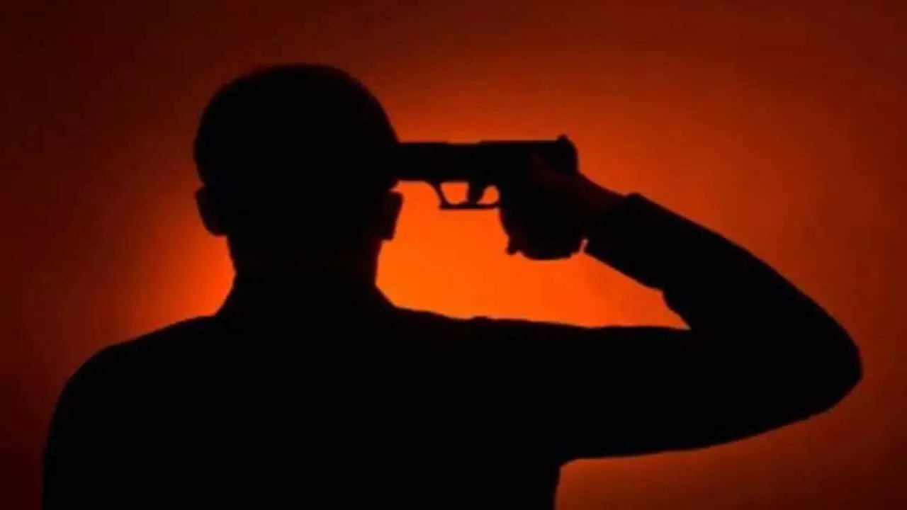CG BREAKING: CRPF जवान ने सर्विस राइफल से की खुदकुशी, फैली सनसनी CG BREAKING: CRPF जवान ने सर्विस राइफल से की खुदकुशी, फैली सनसनी