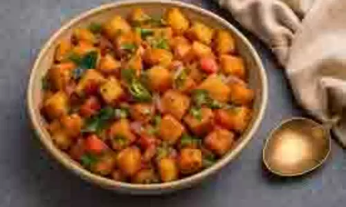 Bread Upma: कुछ हल्का खाने का मन है तो झटपट बनाएं ब्रेड उपमा