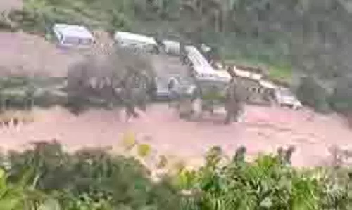 Uttarakhand: बादल फटने से भारी नुकसान,कई घरों में घुसा मलबा Uttarakhand: बादल फटने से भारी नुकसान,कई घरों में घुसा मलबा