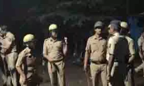 Kolhapur: दो गुटों के बीच पथराव, पुलिसकर्मी समेत 10 लोग घायल Kolhapur: दो गुटों के बीच पथराव, पुलिसकर्मी समेत 10 लोग घायल