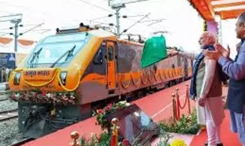 Delhi ट्रेन के अंदर और बाहर की दो दुनियाओं की गाथा Delhi ट्रेन के अंदर और बाहर की दो दुनियाओं की गाथा