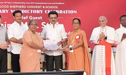 सोशल मीडिया पर रोल मॉडल न खोजें: प्रिंसिपल ने छात्रों को सलाह दी सोशल मीडिया पर रोल मॉडल न खोजें: प्रिंसिपल ने छात्रों को सलाह दी
