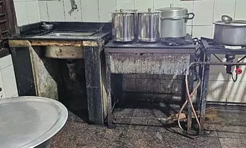 Mangaluru : स्पोर्ट्स हॉस्टल का निरीक्षण, लोकायुक्त ने कीड़ेयुक्त भोजन और धन के दुरुपयोग का आरोप लगाया Mangaluru : स्पोर्ट्स हॉस्टल का निरीक्षण, लोकायुक्त ने कीड़ेयुक्त भोजन और धन के दुरुपयोग का आरोप लगाया