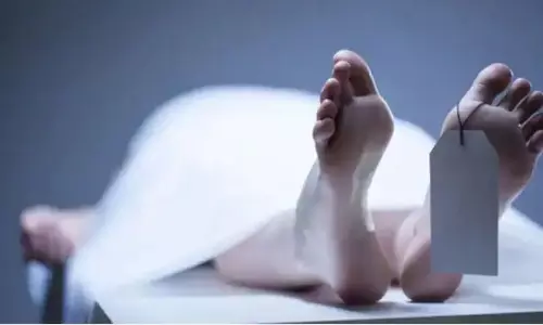 पटरी पर बैठा युवक, ट्रेन आने से कटा