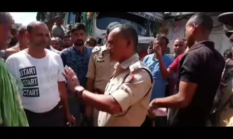 Assam: तिनसुकिया अनाज मंडी में वेतन विवाद को लेकर हिंसा भड़की Assam: तिनसुकिया अनाज मंडी में वेतन विवाद को लेकर हिंसा भड़की