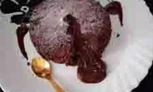 Suji Lava Cake : बिना ओवन बनाएं सॉफ्ट और चॉकलेटी सूजी लावा केक Suji Lava Cake : बिना ओवन बनाएं सॉफ्ट और चॉकलेटी सूजी लावा केक
