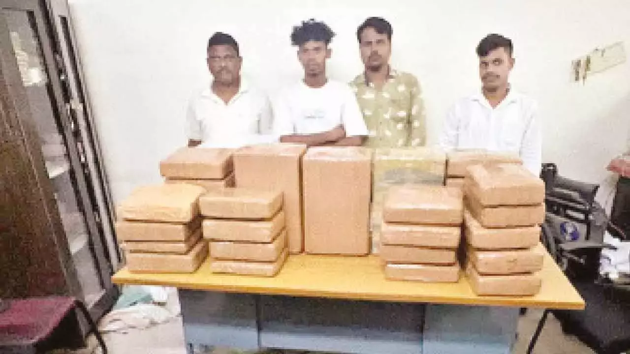 Telangana : ईगल ने 4 अंतरराज्यीय ड्रग तस्करों को गिरफ्तार किया, 22.75 लाख रुपये का गांजा जब्त Telangana : ईगल ने 4 अंतरराज्यीय ड्रग तस्करों को गिरफ्तार किया, 22.75 लाख रुपये का गांजा जब्त