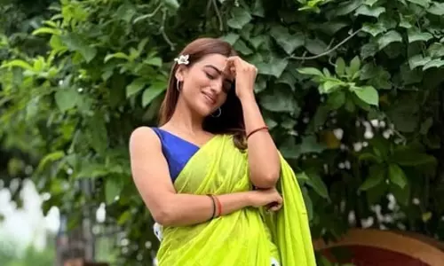 बालों में फूल लगाकर शर्माई अक्षरा सिंह, ट्रेडिशनल अवतार से जीता फैंस का दिल