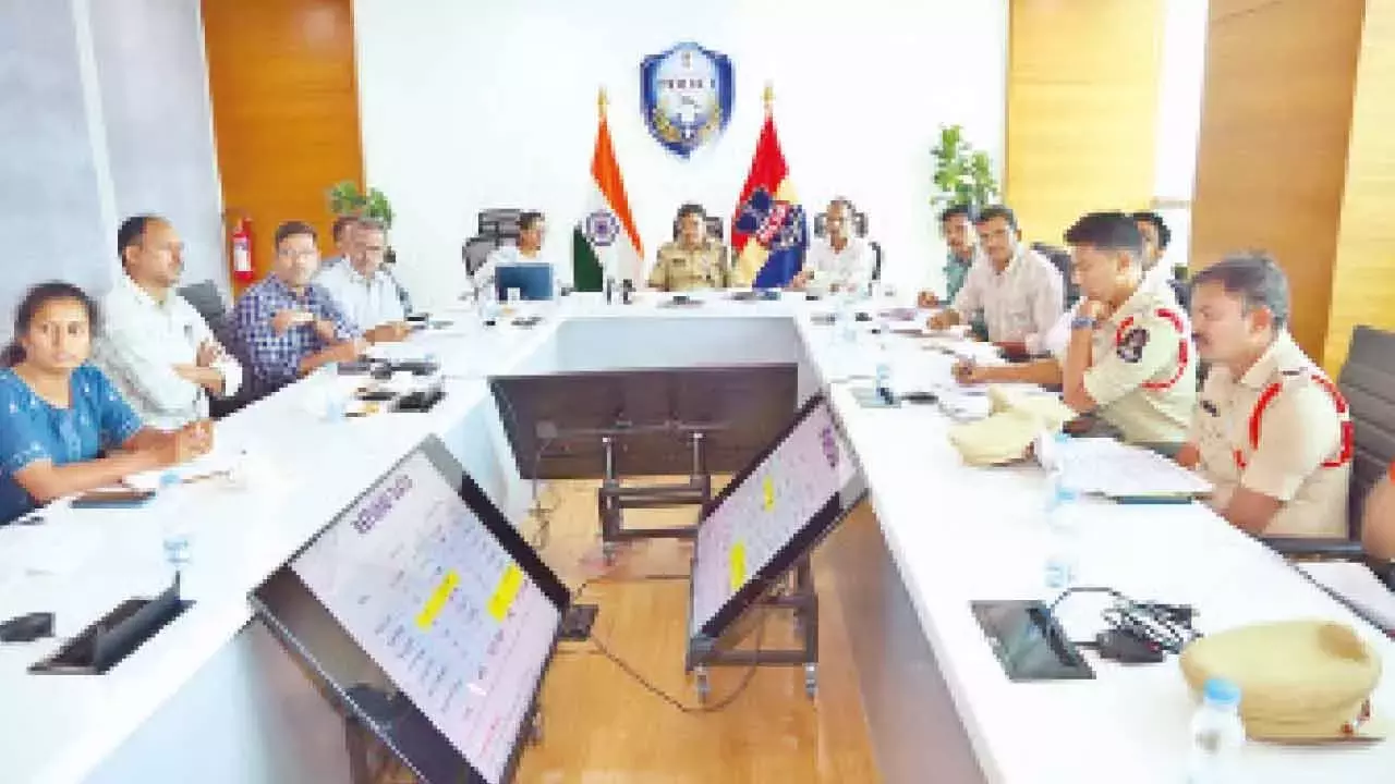 Telangana :  सीवी आनंद ने क्षेत्रीय साइबर प्रकोष्ठों के प्रदर्शन की समीक्षा की