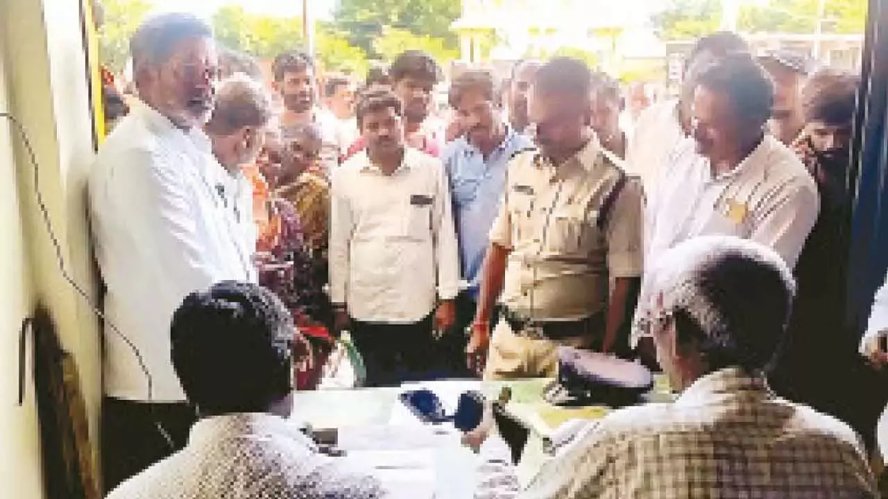 Telangana :  सुबह से कुछ नहीं खाया! घंटों खड़े रहने से आपके पैरों में दर्द हो रहा है