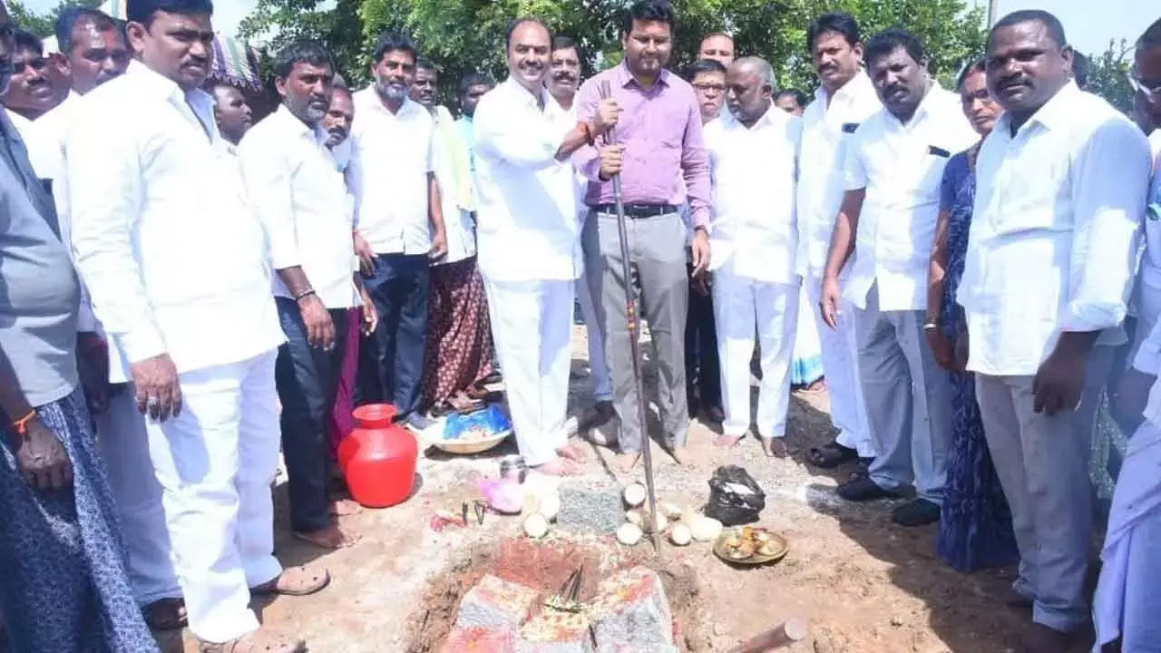 Telangana : गडवाल में पैनुला जथारा 2025 के तहत ग्राम पंचायत भवन का शिलान्यास किया गया Telangana : गडवाल में पैनुला जथारा 2025 के तहत ग्राम पंचायत भवन का शिलान्यास किया गया