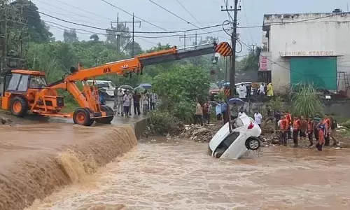 Kathua में अचानक आई बाढ़ में कार बह गई, एक की मौत