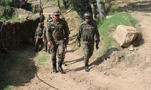 राजौरी LOC पर व्हाइट नाइट कोर के जीओसी ने की ऑपरेशन तैयारियों की समीक्षा राजौरी LOC पर व्हाइट नाइट कोर के जीओसी ने की ऑपरेशन तैयारियों की समीक्षा