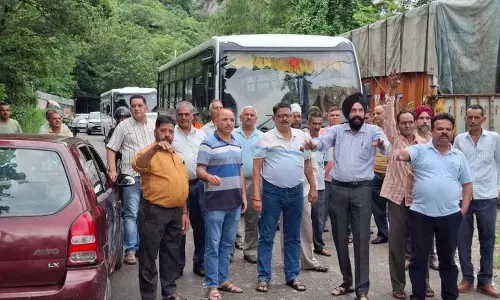 BBMB कर्मचारियों ने हिमाचल सीमा पर टोल के विरोध में प्रदर्शन किया BBMB कर्मचारियों ने हिमाचल सीमा पर टोल के विरोध में प्रदर्शन किया