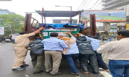 Ranchi में अतिक्रमण निरोधक कार्रवाई, दुकानदारों को हटाया गया Ranchi में अतिक्रमण निरोधक कार्रवाई, दुकानदारों को हटाया गया
