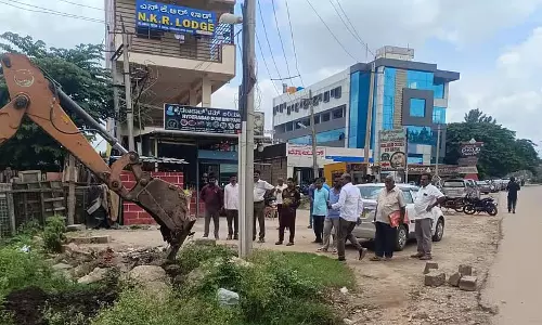 Doddaballapur : रेशमी साड़ी की दुकान से अतिक्रमण हटाया गया Doddaballapur : रेशमी साड़ी की दुकान से अतिक्रमण हटाया गया