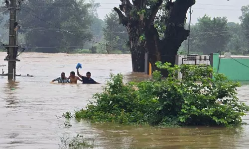 Chatra: बारिश के चलते गांव डूबे, प्रशासन के साथ संपर्क मुश्किल