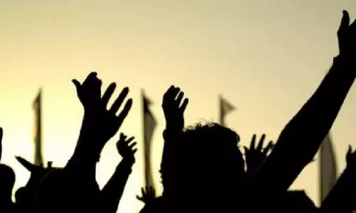 North 24 Parganas: प्रधानाध्यापक के खिलाफ छात्रा के परिजनों ने किया हंगामा North 24 Parganas: प्रधानाध्यापक के खिलाफ छात्रा के परिजनों ने किया हंगामा
