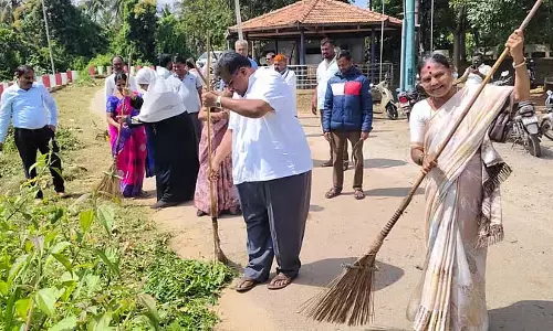 Ramnagar : नगर परिषद अध्यक्ष और सदस्यों ने झील पर चढ़कर सफाई की