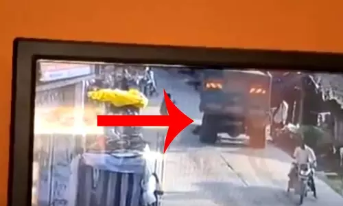 भयानक हादसा CCTV LIVE वीडियो...सड़क पार कर रही महिला को डंपर ने कुचला, फिर... भयानक हादसा CCTV LIVE वीडियो...सड़क पार कर रही महिला को डंपर ने कुचला, फिर...